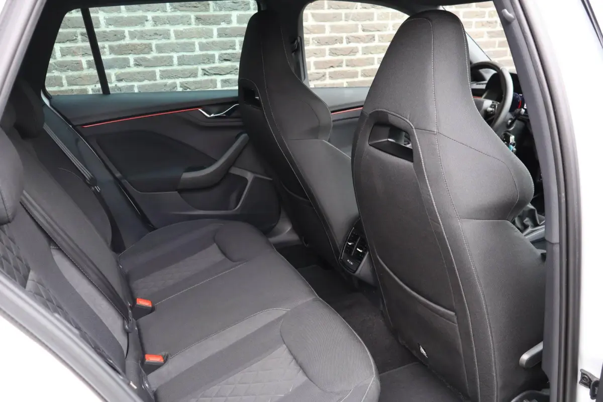 1.0 TSI 110pk Sport Business | Stoelverwarming | All Season Banden | Apple Carplay & Android Auto