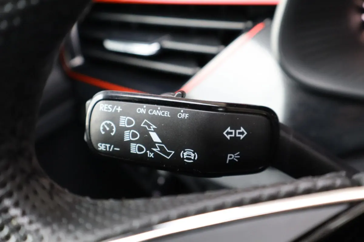 1.0 TSI 110pk Sport Business | Stoelverwarming | All Season Banden | Apple Carplay & Android Auto