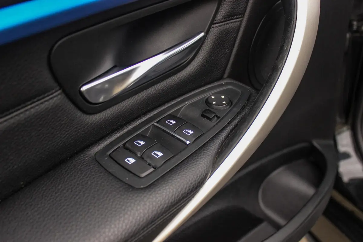 330d xDrive High Executive | M Sportpakket | Driving Assistant | Cruise control | Sportstoelen | M performance | Stoelverwarming | Rijstrooksensor | Botswaarschuwing