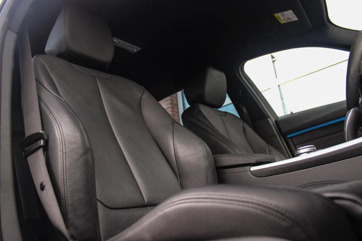 330d xDrive High Executive | M Sportpakket | Driving Assistant | Cruise control | Sportstoelen | M performance | Stoelverwarming | Rijstrooksensor | Botswaarschuwing