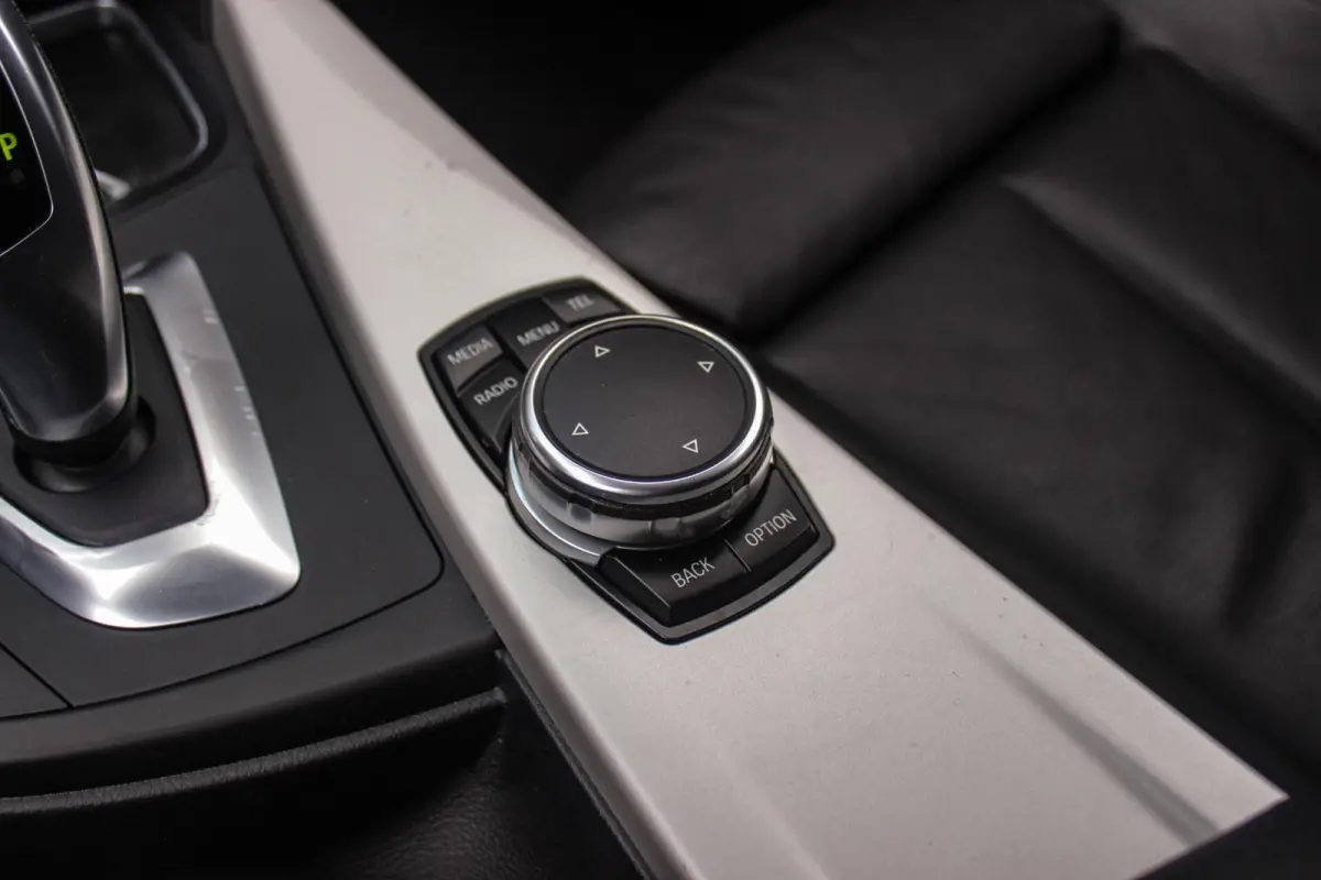 330d xDrive High Executive | M Sportpakket | Driving Assistant | Cruise control | Sportstoelen | M performance | Stoelverwarming | Rijstrooksensor | Botswaarschuwing