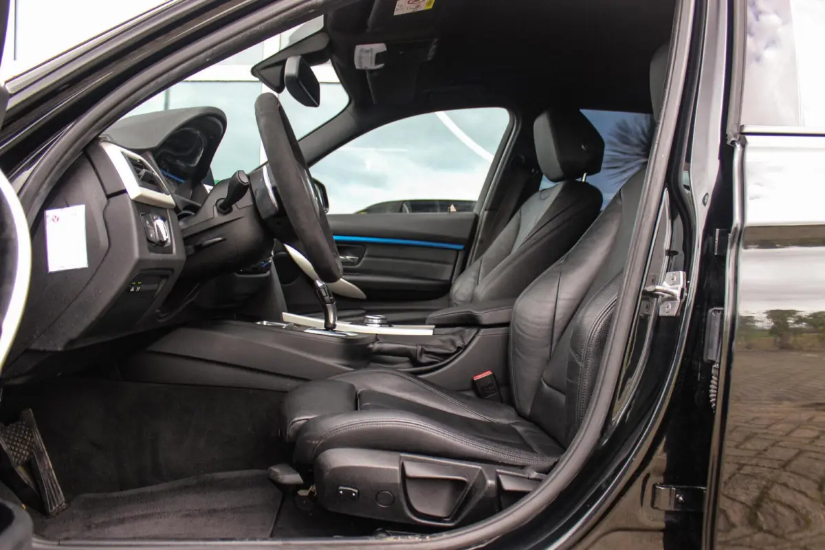 330d xDrive High Executive | M Sportpakket | Driving Assistant | Cruise control | Sportstoelen | M performance | Stoelverwarming | Rijstrooksensor | Botswaarschuwing