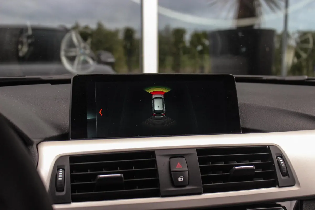 330d xDrive High Executive | M Sportpakket | Driving Assistant | Cruise control | Sportstoelen | M performance | Stoelverwarming | Rijstrooksensor | Botswaarschuwing