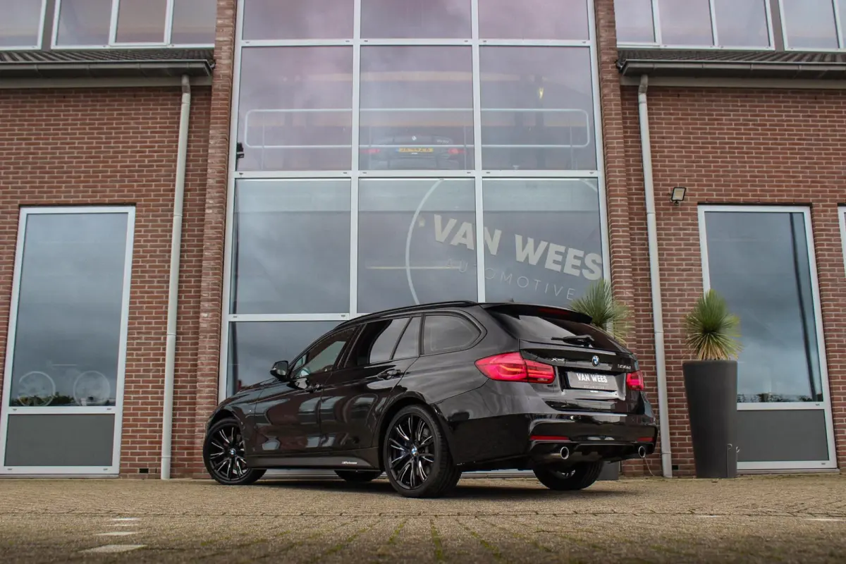 330d xDrive High Executive | M Sportpakket | Driving Assistant | Cruise control | Sportstoelen | M performance | Stoelverwarming | Rijstrooksensor | Botswaarschuwing
