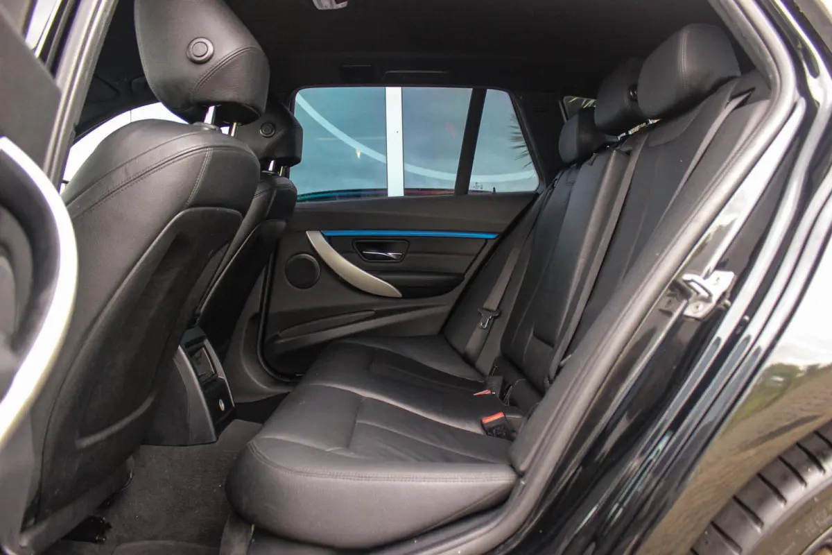 330d xDrive High Executive | M Sportpakket | Driving Assistant | Cruise control | Sportstoelen | M performance | Stoelverwarming | Rijstrooksensor | Botswaarschuwing