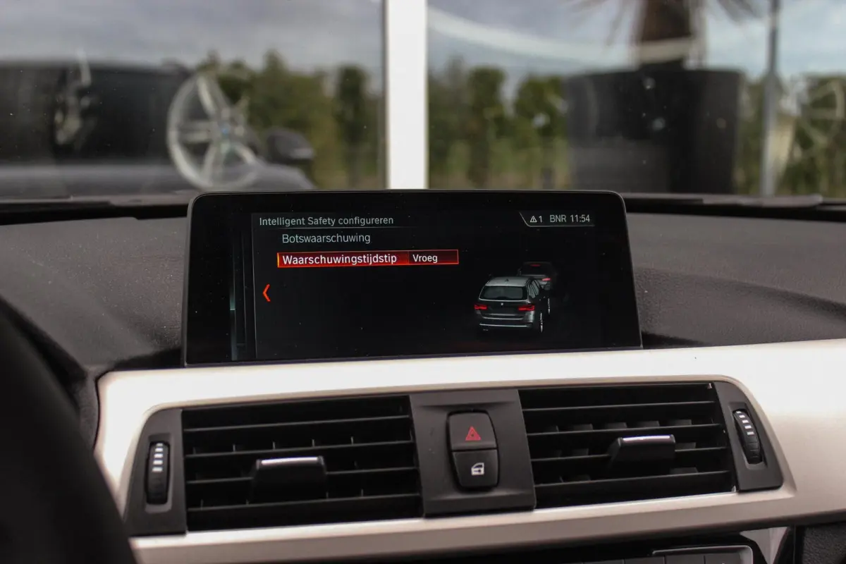 330d xDrive High Executive | M Sportpakket | Driving Assistant | Cruise control | Sportstoelen | M performance | Stoelverwarming | Rijstrooksensor | Botswaarschuwing