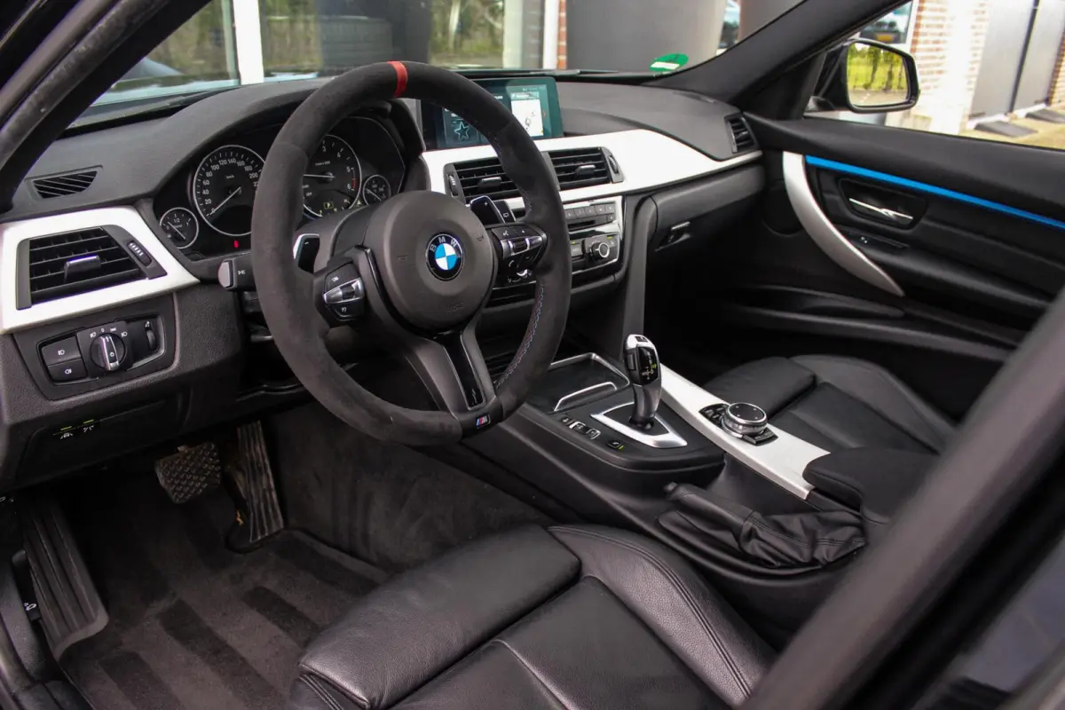 330d xDrive High Executive | M Sportpakket | Driving Assistant | Cruise control | Sportstoelen | M performance | Stoelverwarming | Rijstrooksensor | Botswaarschuwing