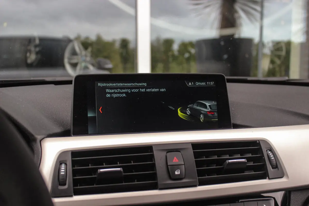 330d xDrive High Executive | M Sportpakket | Driving Assistant | Cruise control | Sportstoelen | M performance | Stoelverwarming | Rijstrooksensor | Botswaarschuwing