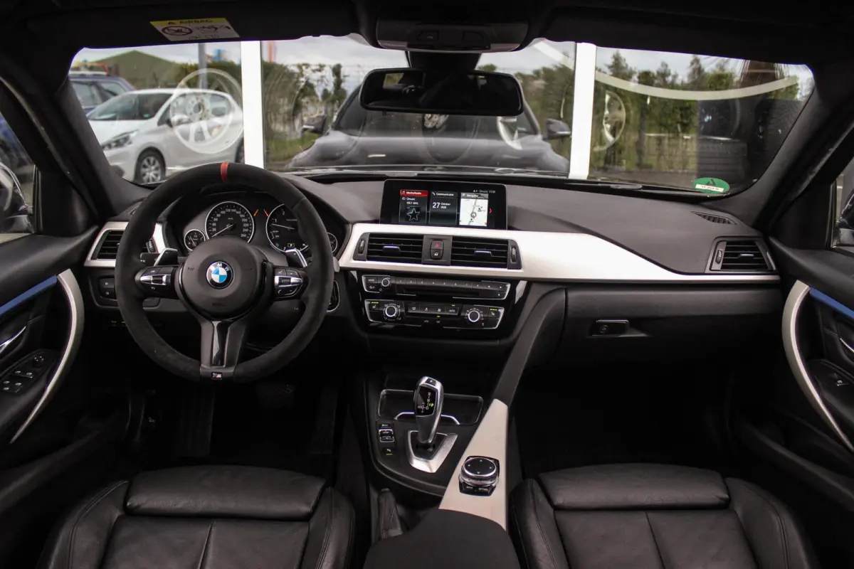 330d xDrive High Executive | M Sportpakket | Driving Assistant | Cruise control | Sportstoelen | M performance | Stoelverwarming | Rijstrooksensor | Botswaarschuwing