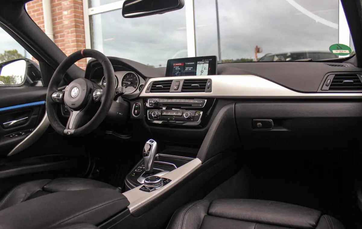 330d xDrive High Executive | M Sportpakket | Driving Assistant | Cruise control | Sportstoelen | M performance | Stoelverwarming | Rijstrooksensor | Botswaarschuwing