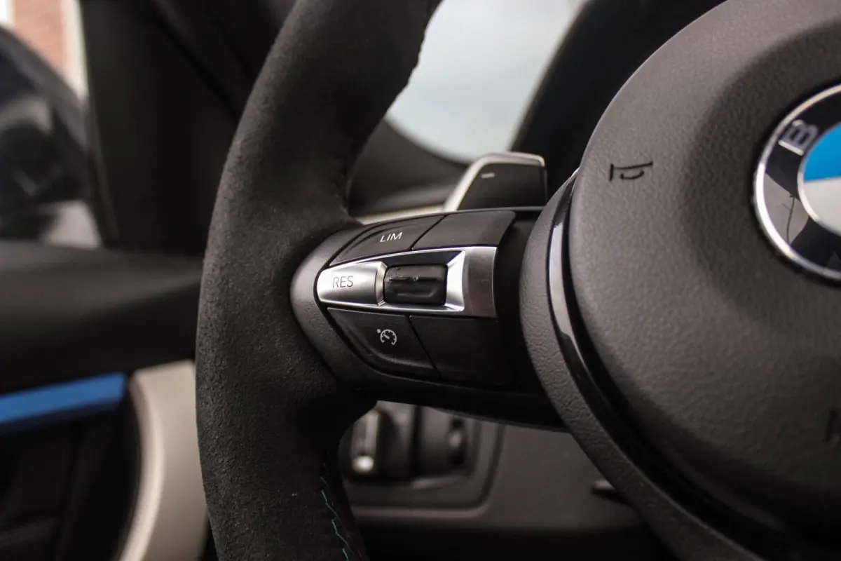 330d xDrive High Executive | M Sportpakket | Driving Assistant | Cruise control | Sportstoelen | M performance | Stoelverwarming | Rijstrooksensor | Botswaarschuwing