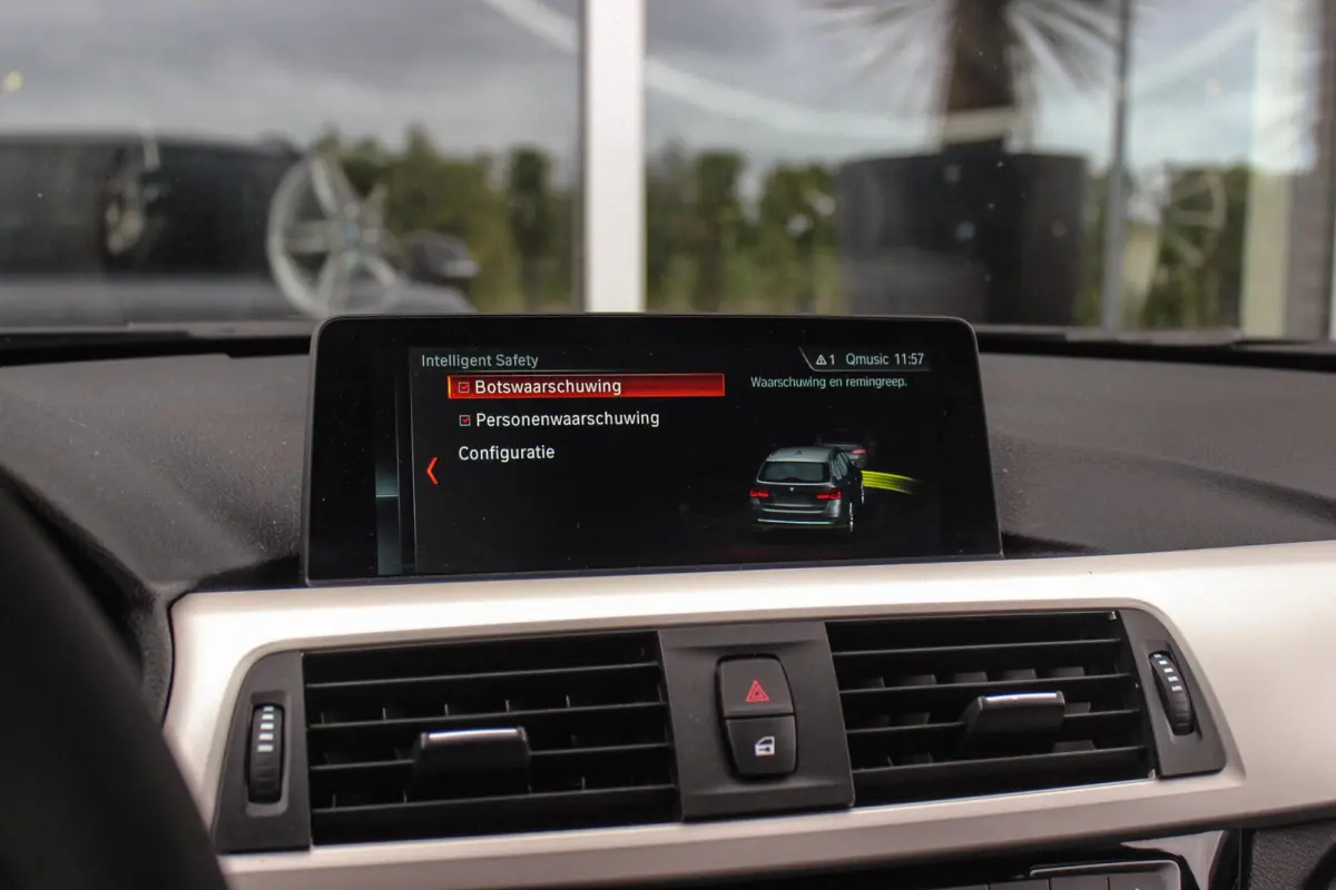 330d xDrive High Executive | M Sportpakket | Driving Assistant | Cruise control | Sportstoelen | M performance | Stoelverwarming | Rijstrooksensor | Botswaarschuwing