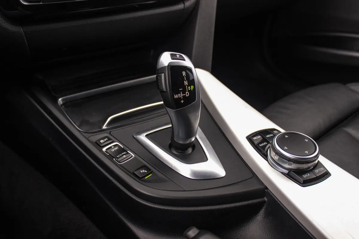 330d xDrive High Executive | M Sportpakket | Driving Assistant | Cruise control | Sportstoelen | M performance | Stoelverwarming | Rijstrooksensor | Botswaarschuwing