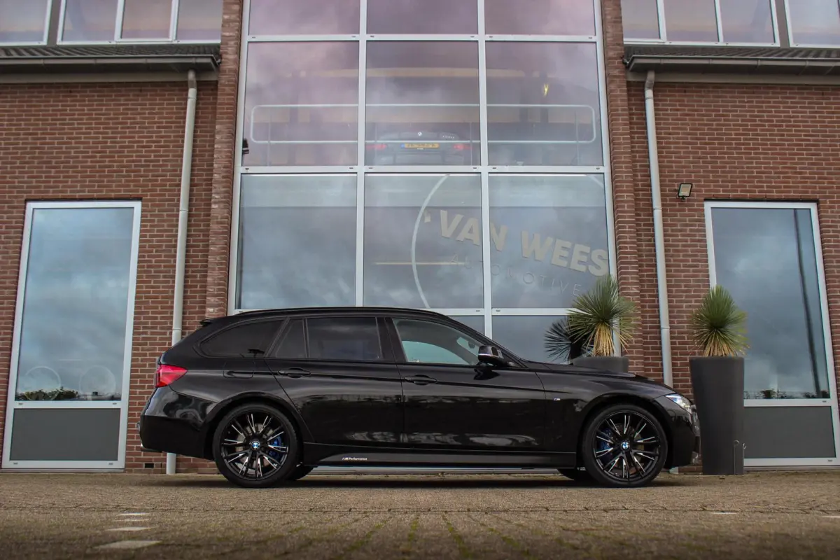 330d xDrive High Executive | M Sportpakket | Driving Assistant | Cruise control | Sportstoelen | M performance | Stoelverwarming | Rijstrooksensor | Botswaarschuwing
