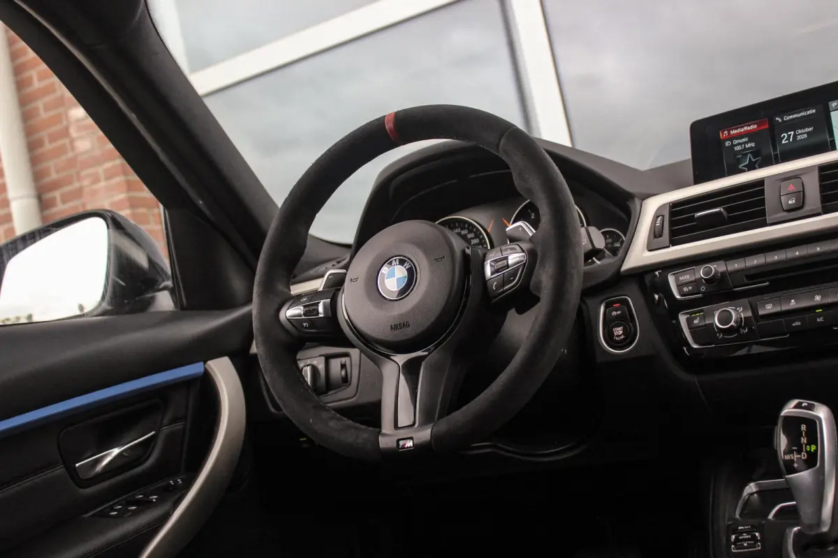 330d xDrive High Executive | M Sportpakket | Driving Assistant | Cruise control | Sportstoelen | M performance | Stoelverwarming | Rijstrooksensor | Botswaarschuwing