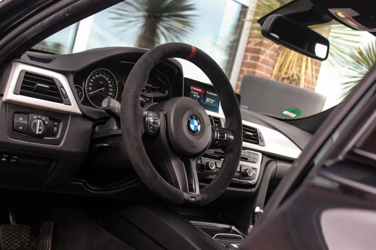 330d xDrive High Executive | M Sportpakket | Driving Assistant | Cruise control | Sportstoelen | M performance | Stoelverwarming | Rijstrooksensor | Botswaarschuwing
