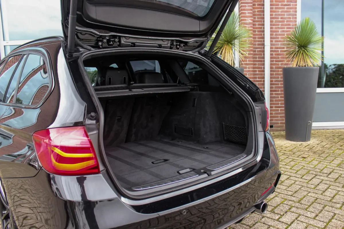 330d xDrive High Executive | M Sportpakket | Driving Assistant | Cruise control | Sportstoelen | M performance | Stoelverwarming | Rijstrooksensor | Botswaarschuwing
