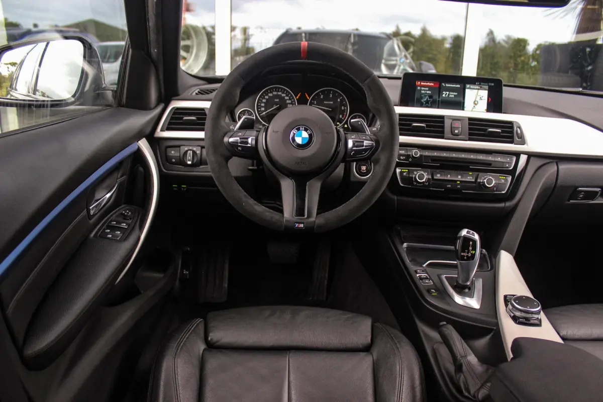 330d xDrive High Executive | M Sportpakket | Driving Assistant | Cruise control | Sportstoelen | M performance | Stoelverwarming | Rijstrooksensor | Botswaarschuwing
