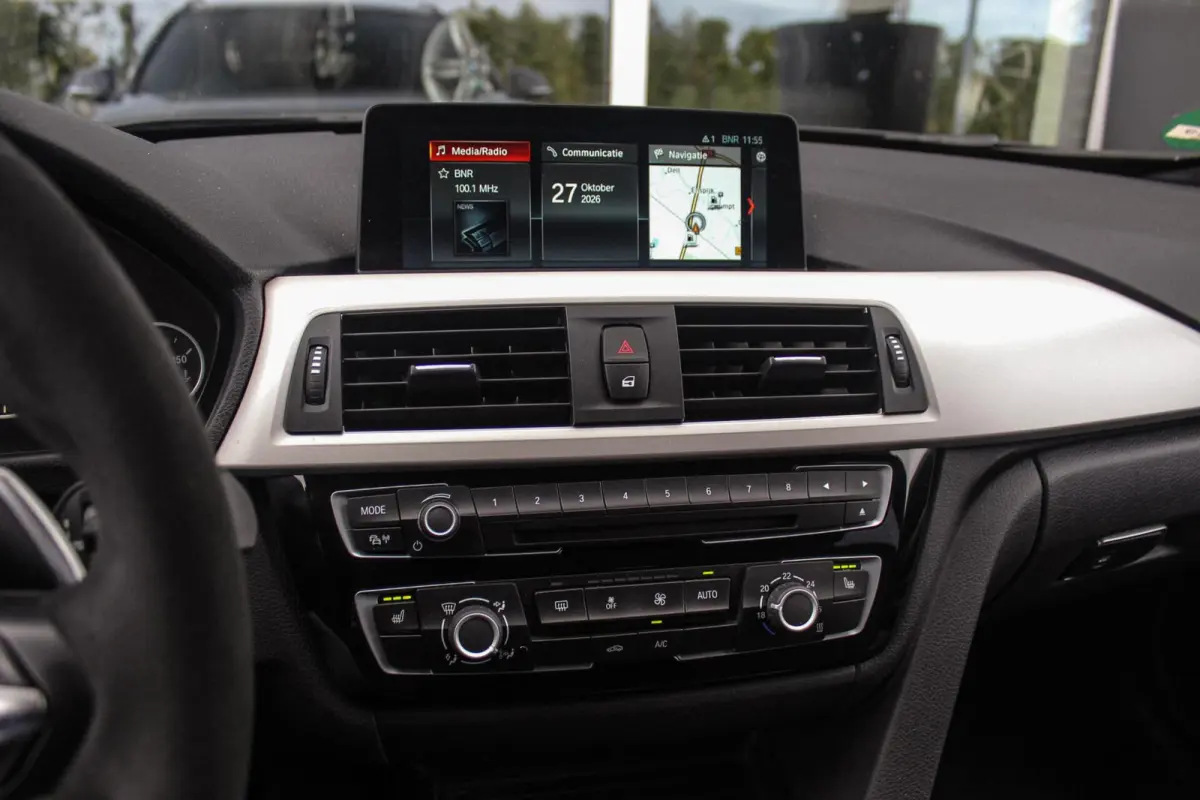 330d xDrive High Executive | M Sportpakket | Driving Assistant | Cruise control | Sportstoelen | M performance | Stoelverwarming | Rijstrooksensor | Botswaarschuwing