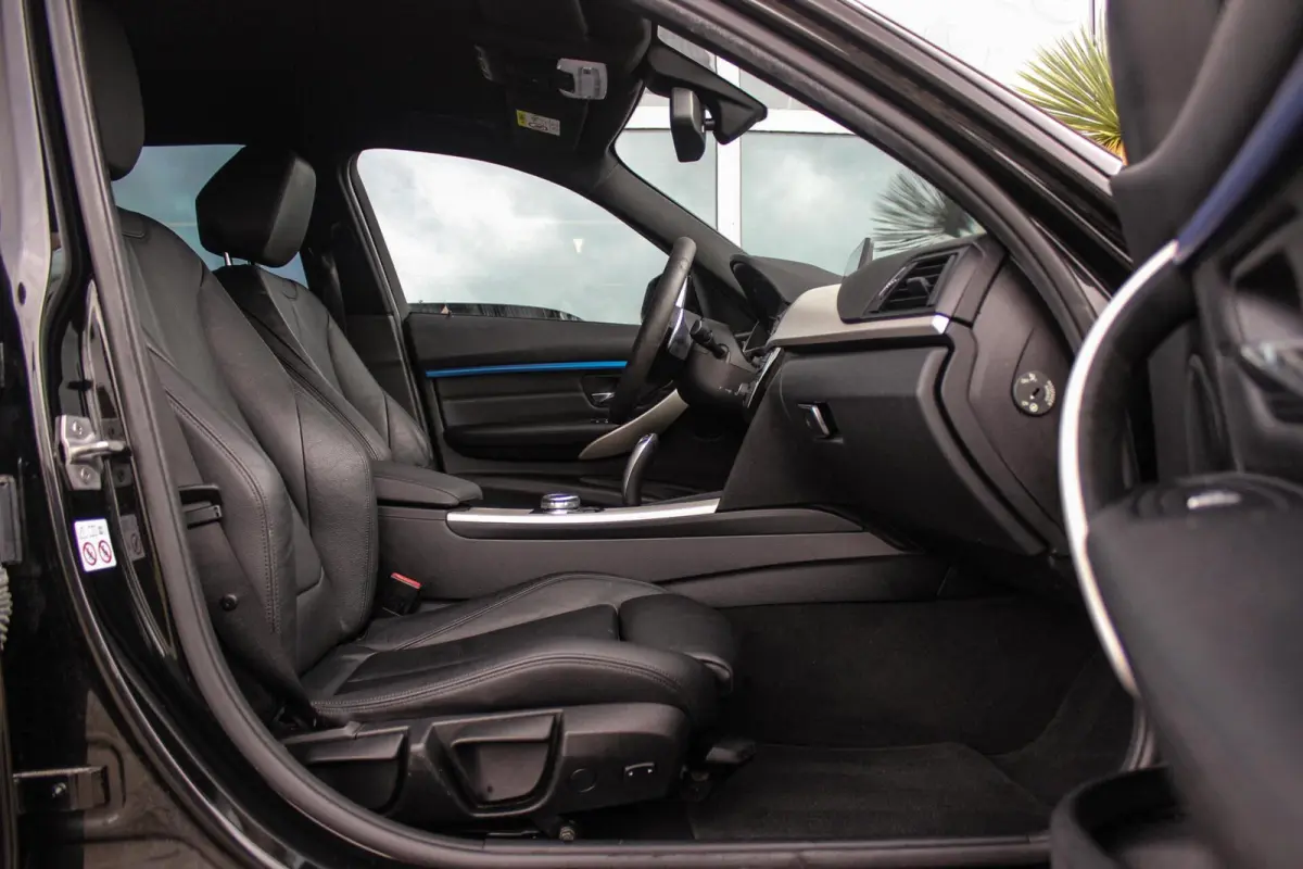 330d xDrive High Executive | M Sportpakket | Driving Assistant | Cruise control | Sportstoelen | M performance | Stoelverwarming | Rijstrooksensor | Botswaarschuwing