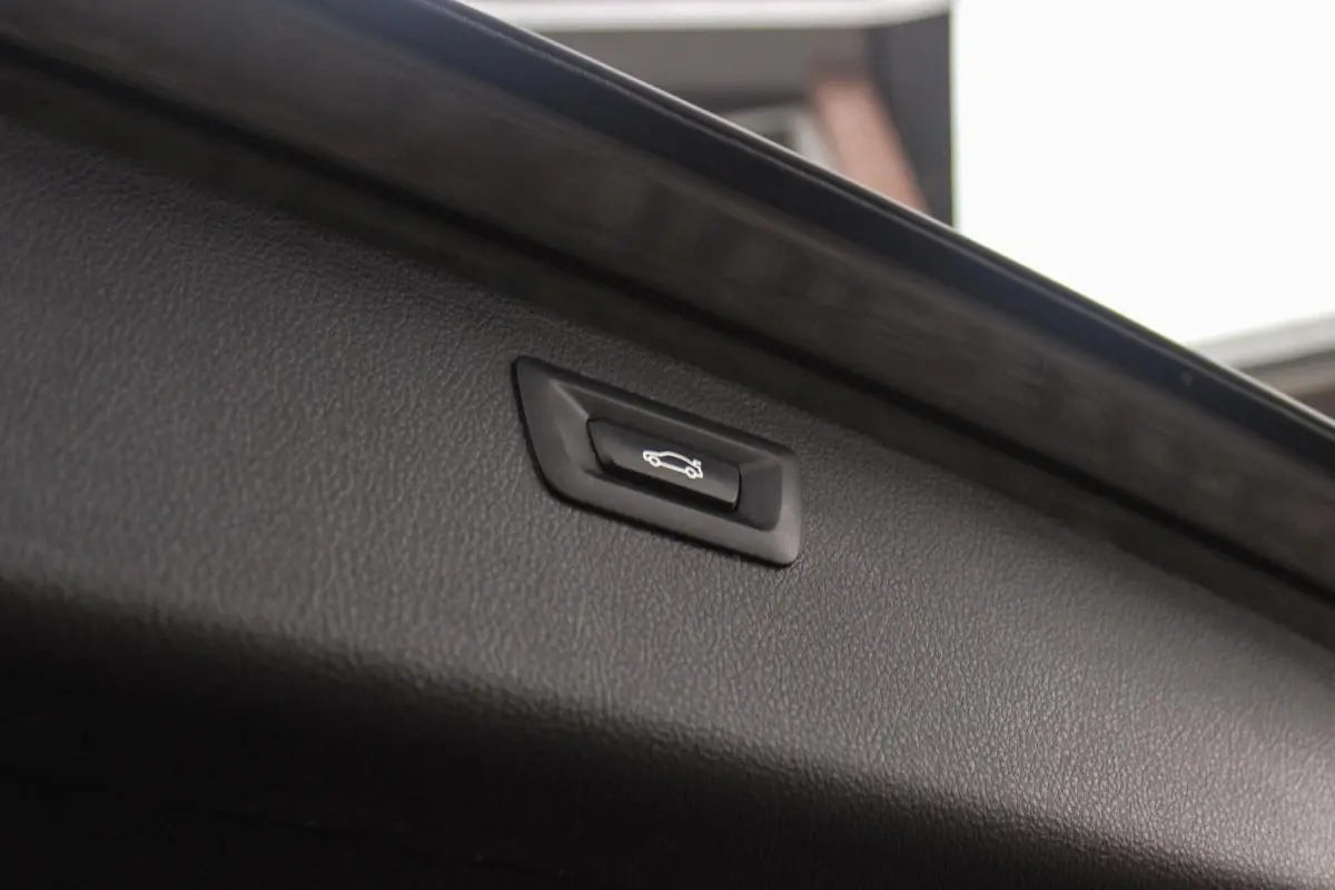 330d xDrive High Executive | M Sportpakket | Driving Assistant | Cruise control | Sportstoelen | M performance | Stoelverwarming | Rijstrooksensor | Botswaarschuwing