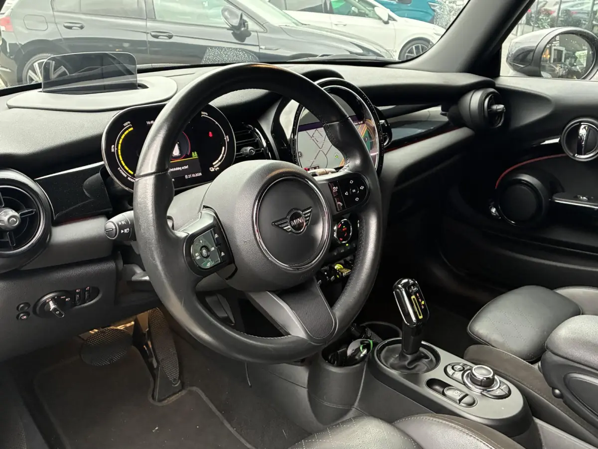 MINI Yours 33 kWh | NAVIGATIE | CLIMATE CONTROL | HEADUP DISPLAY | LEDER | SFEERVERLICHTING | CAMERA | PARKEERSENSOREN V+A | LMV |