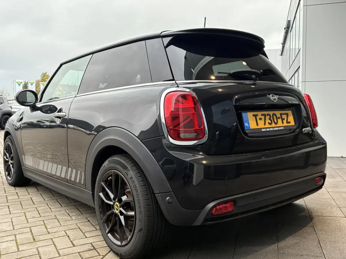 MINI Yours 33 kWh | NAVIGATIE | CLIMATE CONTROL | HEADUP DISPLAY | LEDER | SFEERVERLICHTING | CAMERA | PARKEERSENSOREN V+A | LMV |