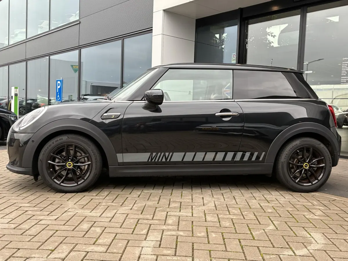 MINI Yours 33 kWh | NAVIGATIE | CLIMATE CONTROL | HEADUP DISPLAY | LEDER | SFEERVERLICHTING | CAMERA | PARKEERSENSOREN V+A | LMV |
