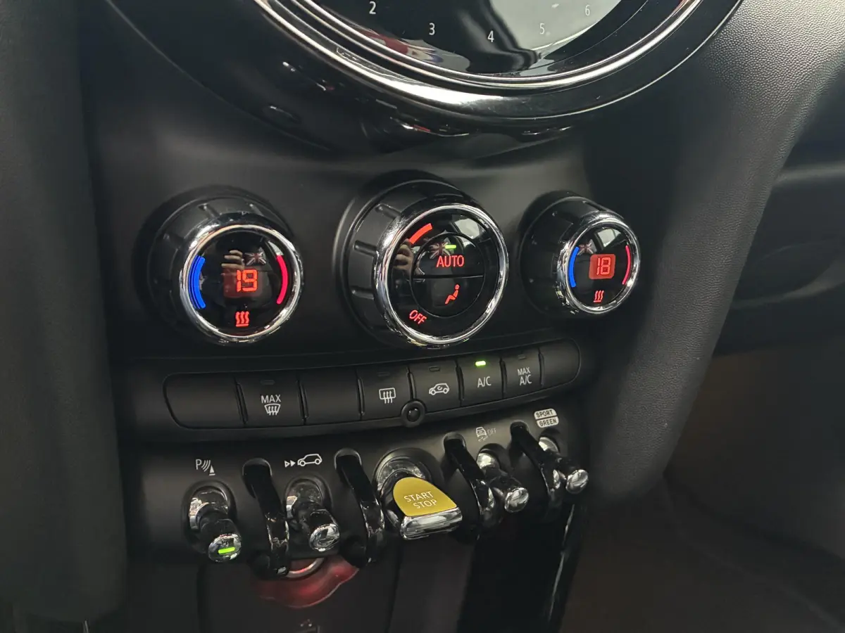 MINI Yours 33 kWh | NAVIGATIE | CLIMATE CONTROL | HEADUP DISPLAY | LEDER | SFEERVERLICHTING | CAMERA | PARKEERSENSOREN V+A | LMV |