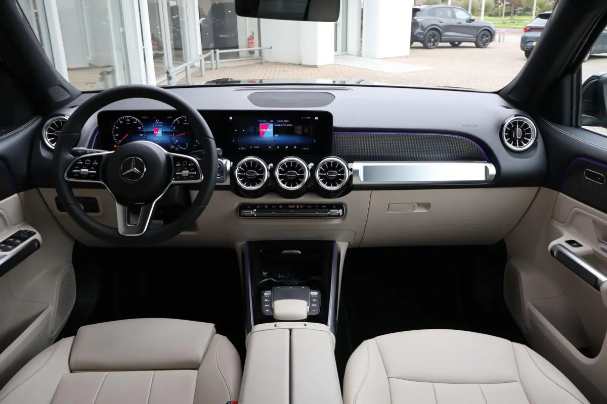 180 136pk AUT Business Solution Luxury | Leder | Panoramadak | Navigatie | Camera | PDC