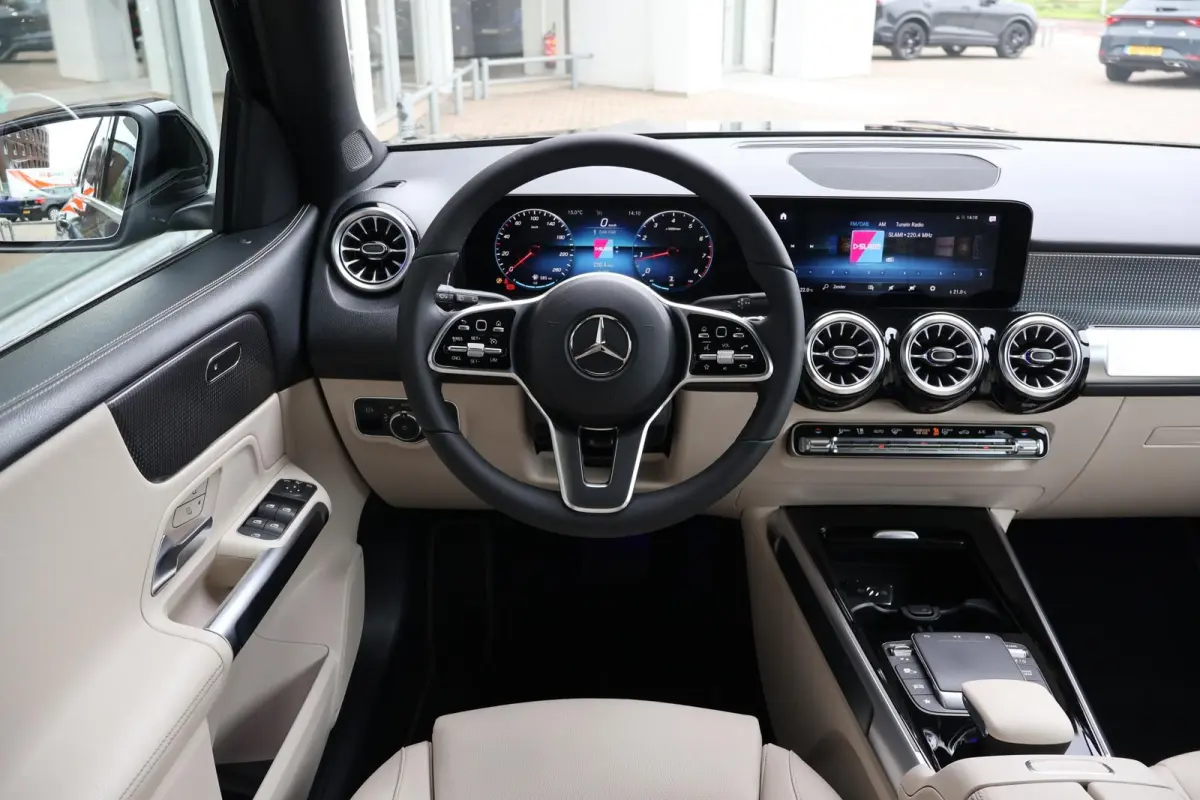 180 136pk AUT Business Solution Luxury | Leder | Panoramadak | Navigatie | Camera | PDC