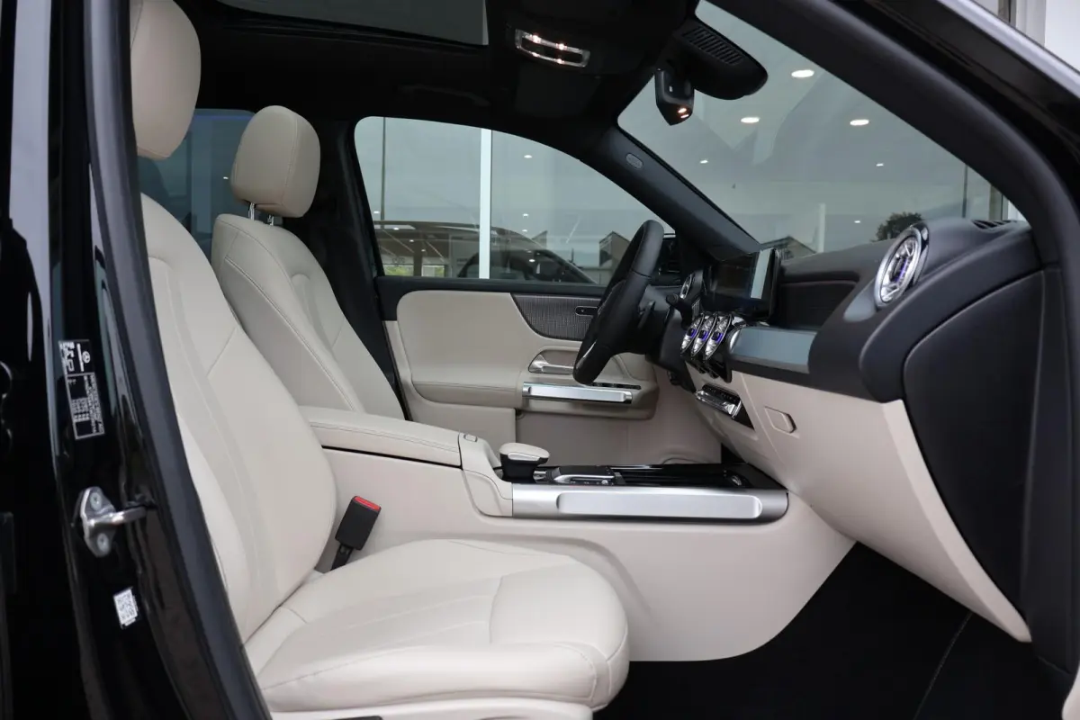 180 136pk AUT Business Solution Luxury | Leder | Panoramadak | Navigatie | Camera | PDC