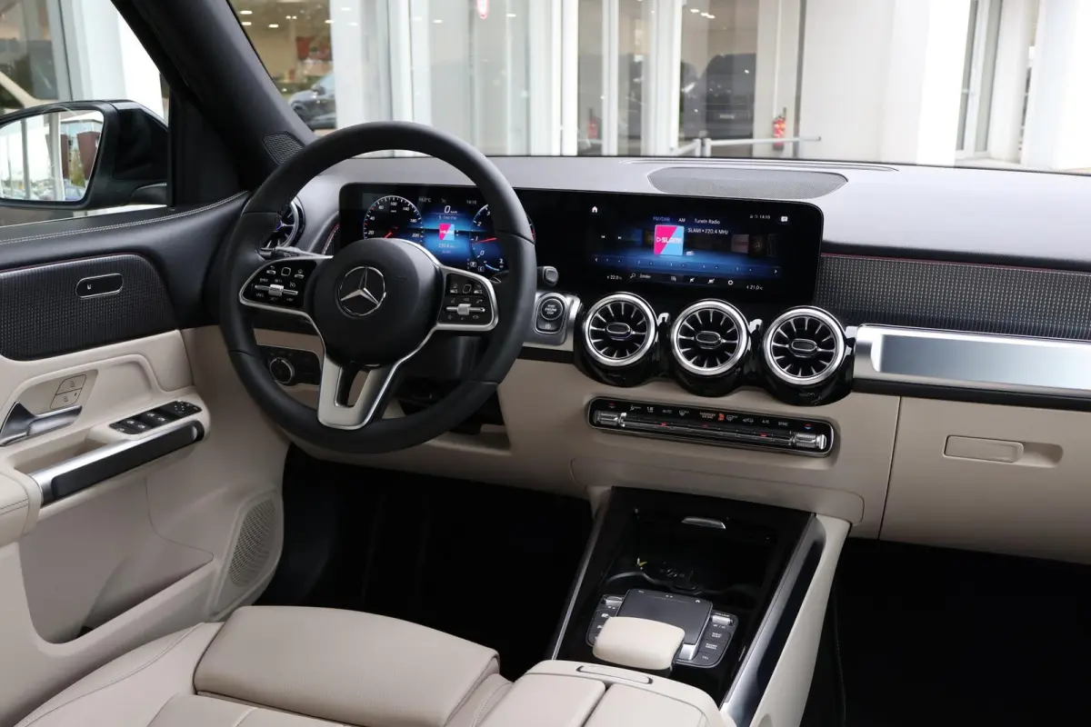 180 136pk AUT Business Solution Luxury | Leder | Panoramadak | Navigatie | Camera | PDC