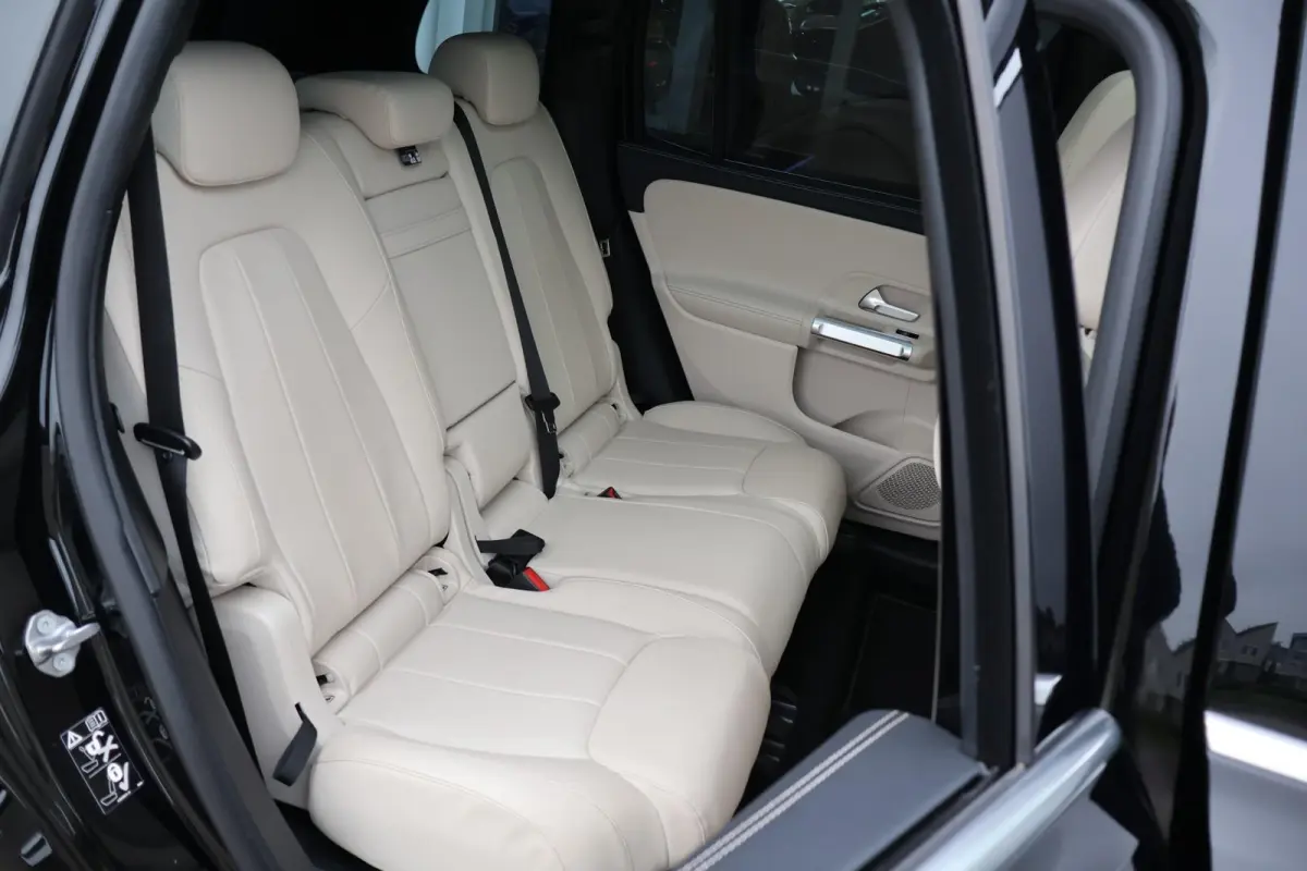 180 136pk AUT Business Solution Luxury | Leder | Panoramadak | Navigatie | Camera | PDC