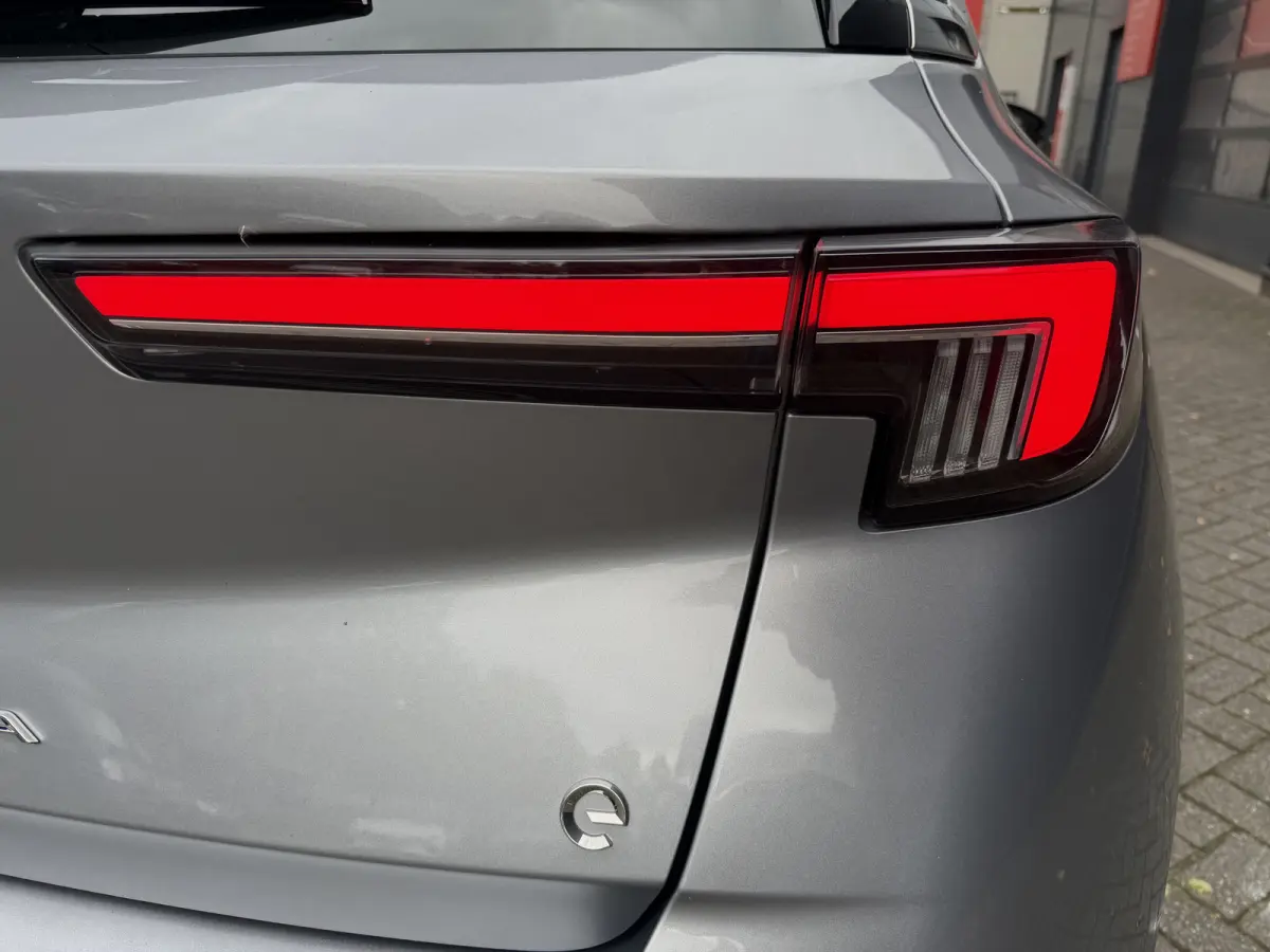 Elegance (Camera - Automatische Airco - Navigatie via APP - LED - 17"incl 4S - Parkeersensoren - Keyless start)