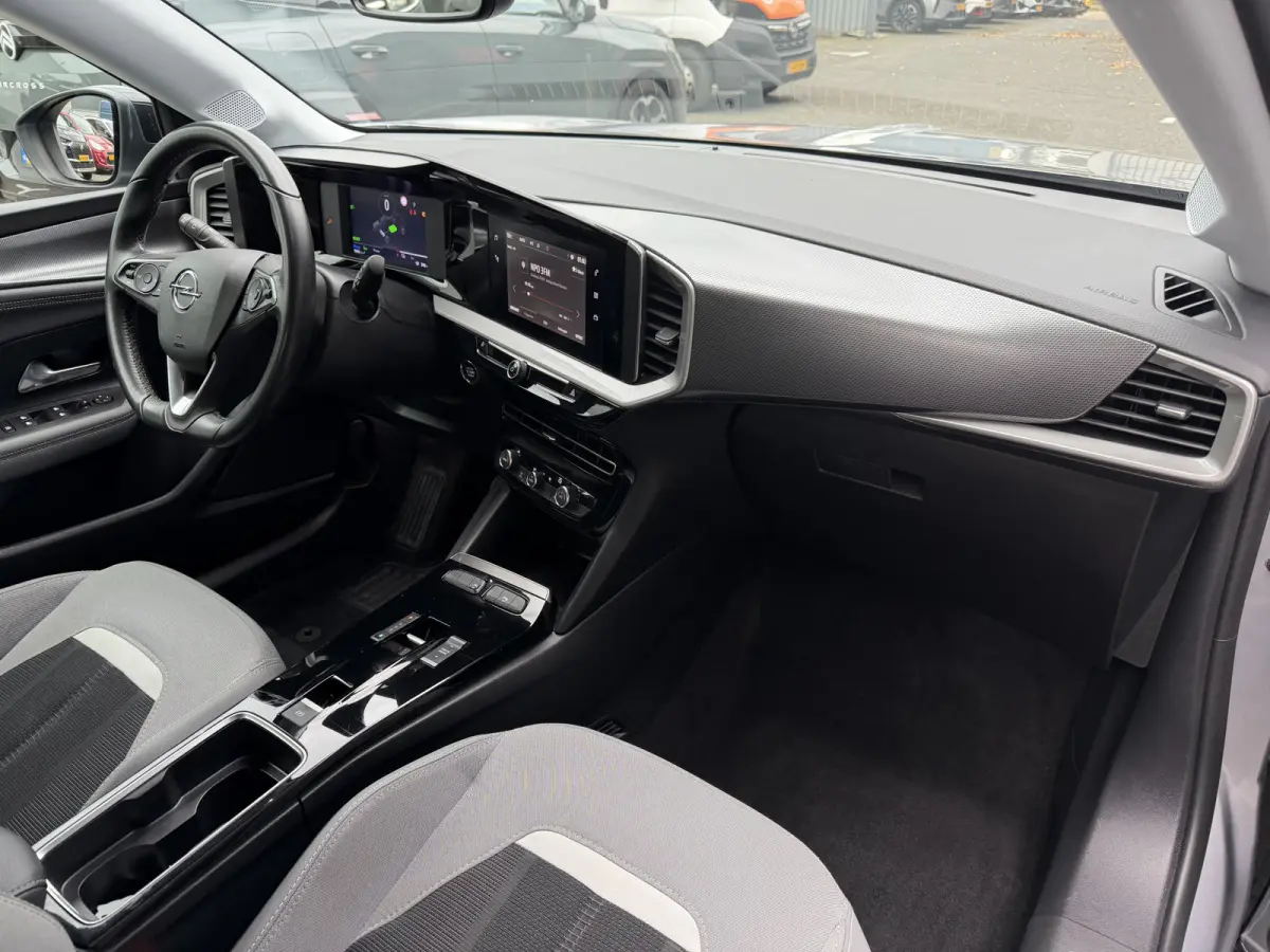 Elegance (Camera - Automatische Airco - Navigatie via APP - LED - 17"incl 4S - Parkeersensoren - Keyless start)