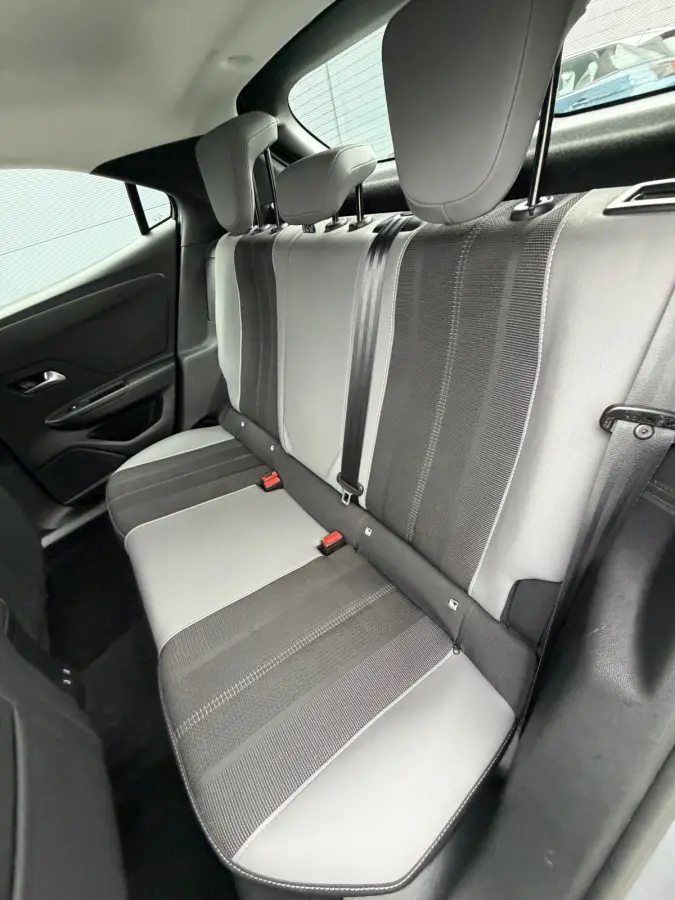 Elegance (Camera - Automatische Airco - Navigatie via APP - LED - 17"incl 4S - Parkeersensoren - Keyless start)