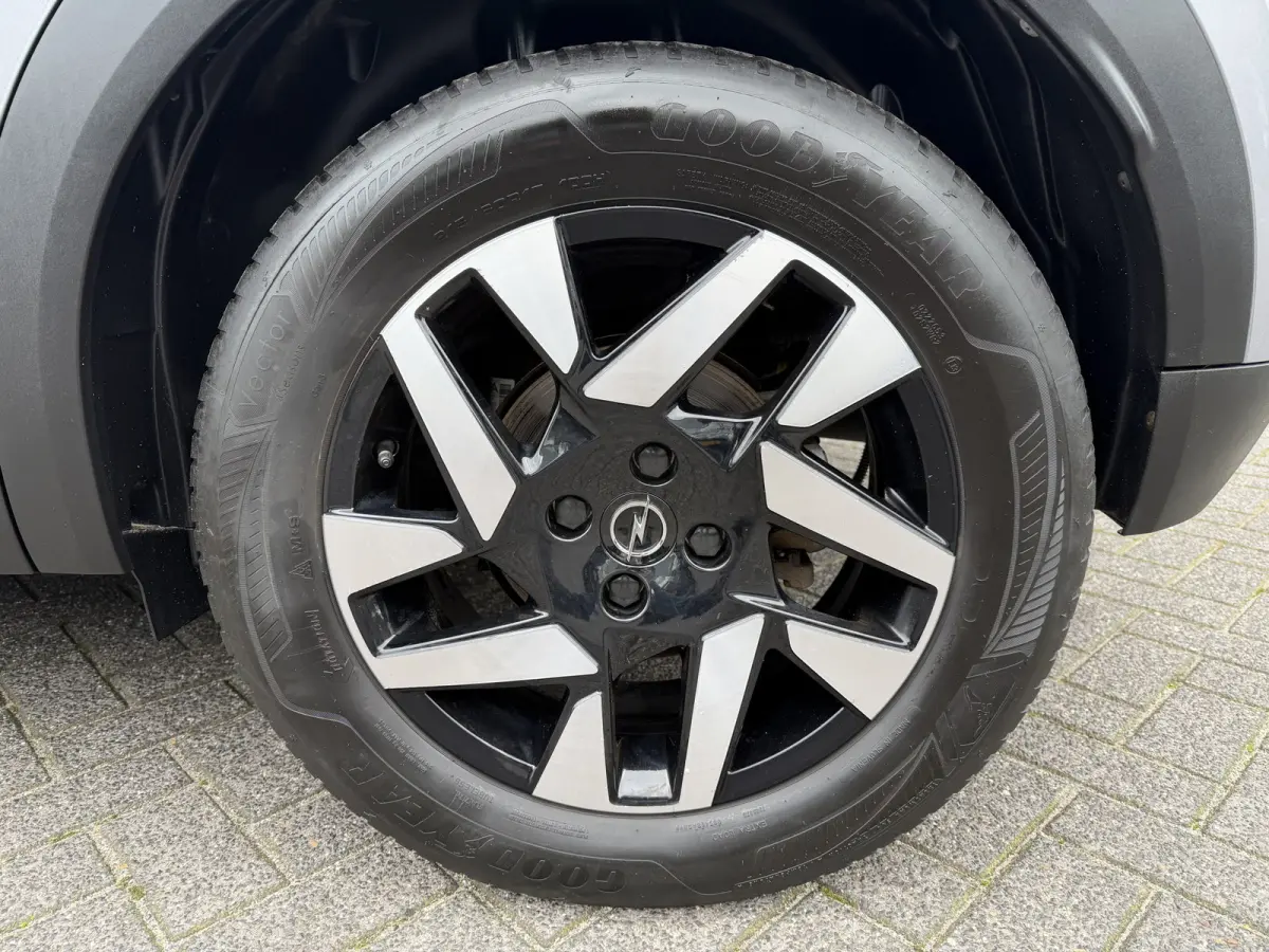 Elegance (Camera - Automatische Airco - Navigatie via APP - LED - 17"incl 4S - Parkeersensoren - Keyless start)