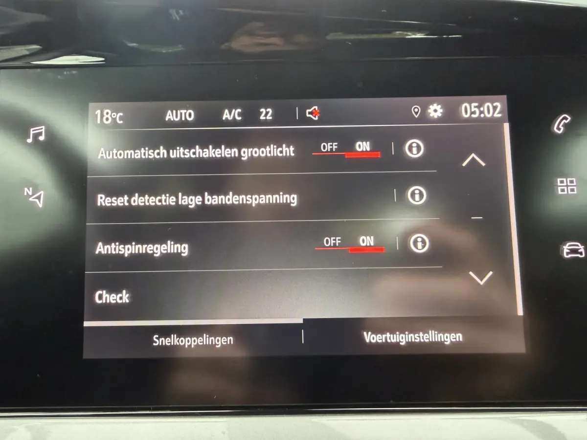 Elegance (Camera - Automatische Airco - Navigatie via APP - LED - 17"incl 4S - Parkeersensoren - Keyless start)