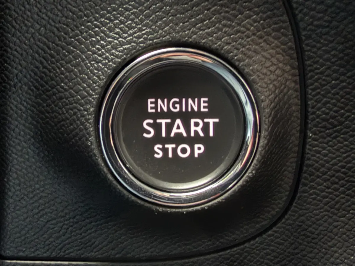 Elegance (Camera - Automatische Airco - Navigatie via APP - LED - 17"incl 4S - Parkeersensoren - Keyless start)