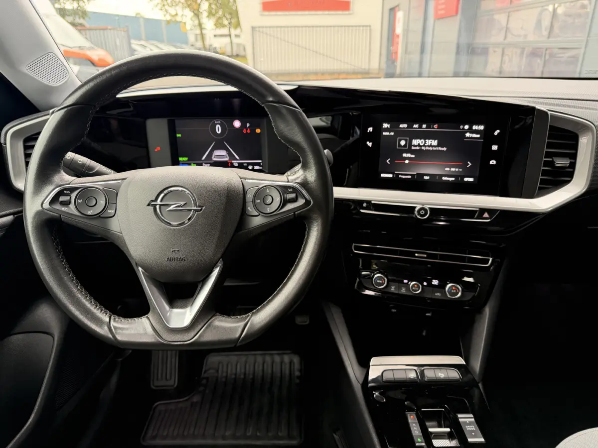 Elegance (Camera - Automatische Airco - Navigatie via APP - LED - 17"incl 4S - Parkeersensoren - Keyless start)