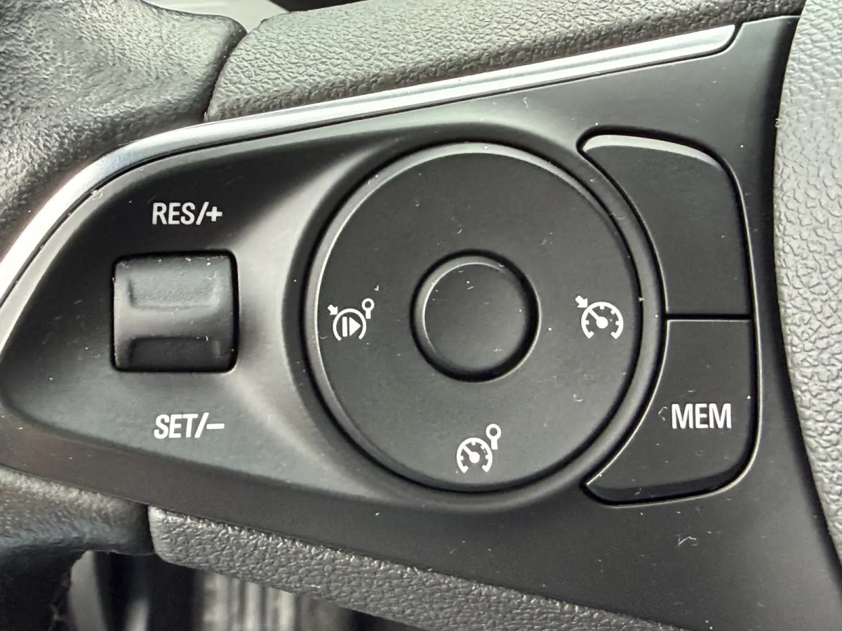 Elegance (Camera - Automatische Airco - Navigatie via APP - LED - 17"incl 4S - Parkeersensoren - Keyless start)
