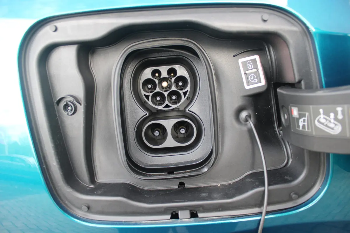 GT AVANTAGE 58 kWh | PANORAMA SCHUIF/KANTEL DAK | WARMTEPOMP | HIFI PACK: (DRAADLOZE TELEFOONLADER, FOCAL PREMIUM HIFI SYSTEEM MET 10 SPEAKERS) | 360 VISION & DRIVE ASSIST PLUS PACK: (360° 