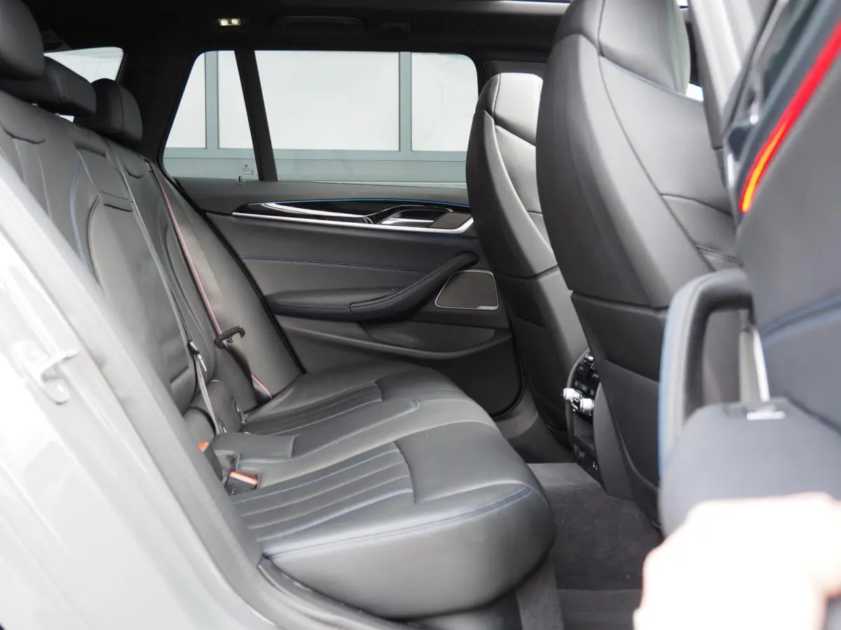 530e M-Sport | 530e M-Sport | Laser | Pano | ACC | M5 Stoelen | SOH 90% | H&K | 360 Cam | Stuurwielverwarming | Carplay - Android | Breedset | Leder | Memory | Head-Up | Lane Assist | Ambien