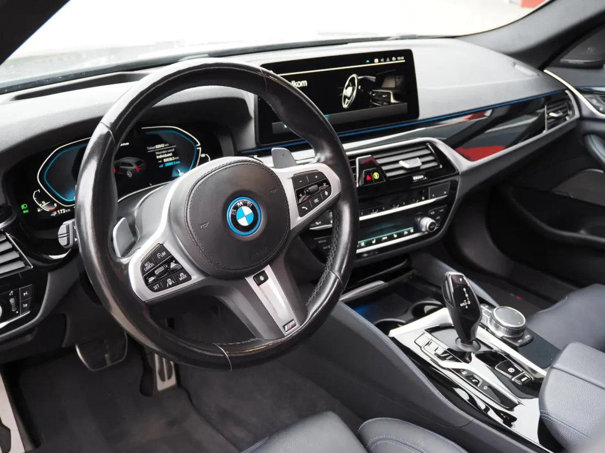 530e M-Sport | 530e M-Sport | Laser | Pano | ACC | M5 Stoelen | SOH 90% | H&K | 360 Cam | Stuurwielverwarming | Carplay - Android | Breedset | Leder | Memory | Head-Up | Lane Assist | Ambien