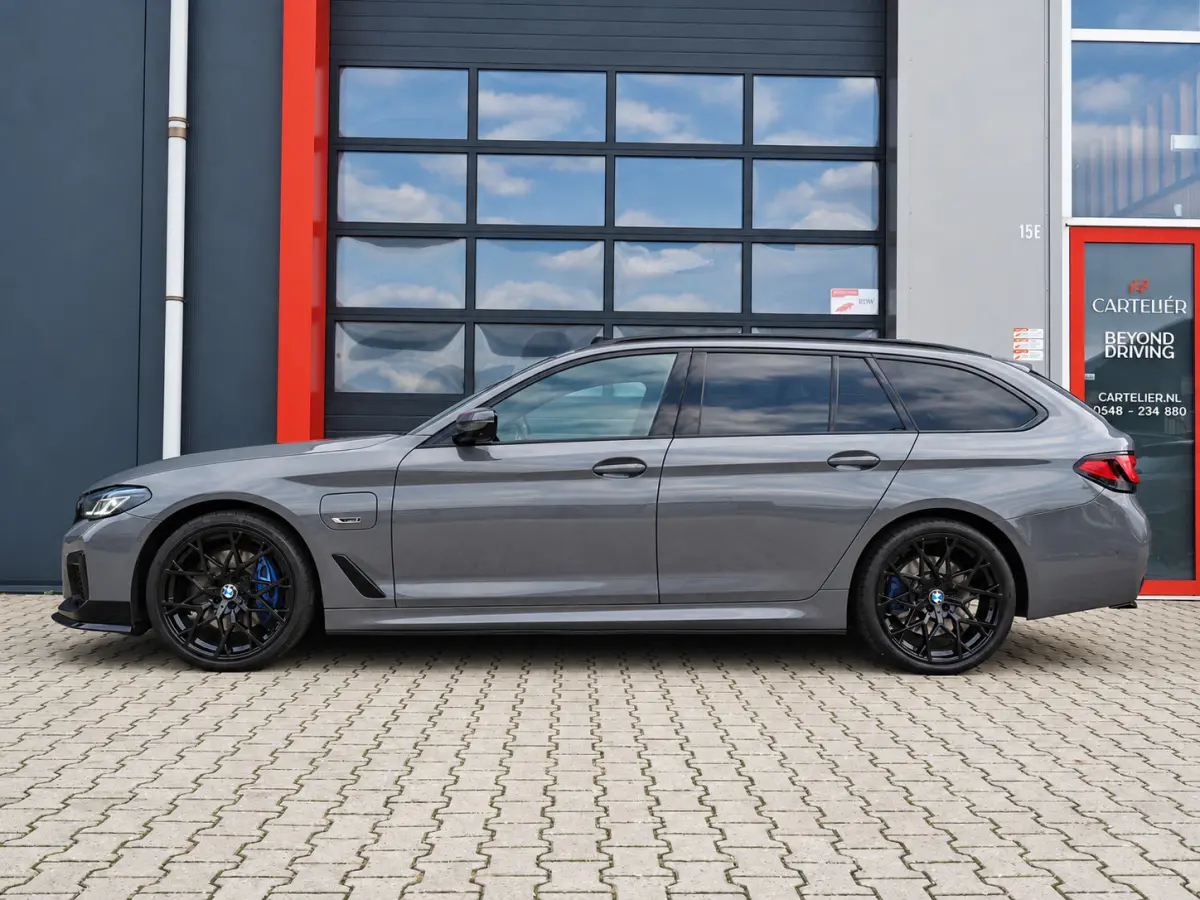 530e M-Sport | 530e M-Sport | Laser | Pano | ACC | M5 Stoelen | SOH 90% | H&K | 360 Cam | Stuurwielverwarming | Carplay - Android | Breedset | Leder | Memory | Head-Up | Lane Assist | Ambien