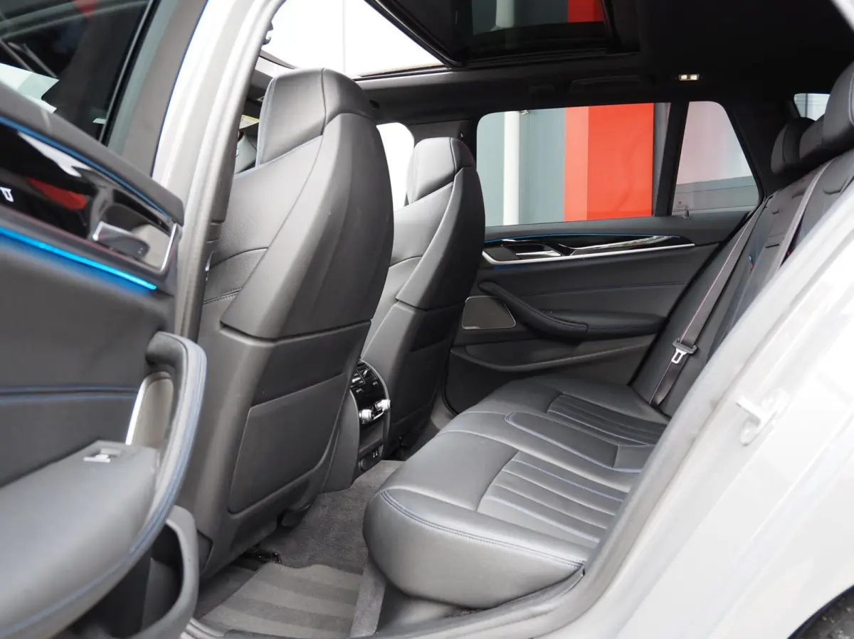 530e M-Sport | 530e M-Sport | Laser | Pano | ACC | M5 Stoelen | SOH 90% | H&K | 360 Cam | Stuurwielverwarming | Carplay - Android | Breedset | Leder | Memory | Head-Up | Lane Assist | Ambien