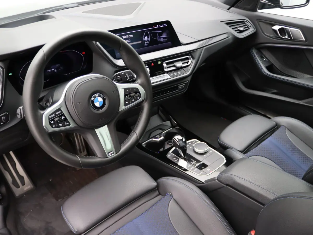 5-deurs 118i Executive | M Sportpakket | Audio Media Pack | Parking Pack | Safety Pack | Panoramadak | Active Cruise Control | DAB | HiFi | 18''