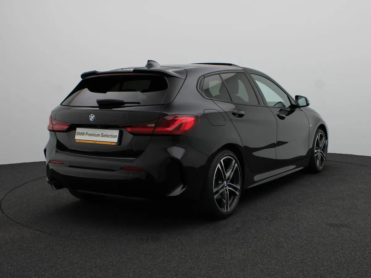 5-deurs 118i Executive | M Sportpakket | Audio Media Pack | Parking Pack | Safety Pack | Panoramadak | Active Cruise Control | DAB | HiFi | 18''