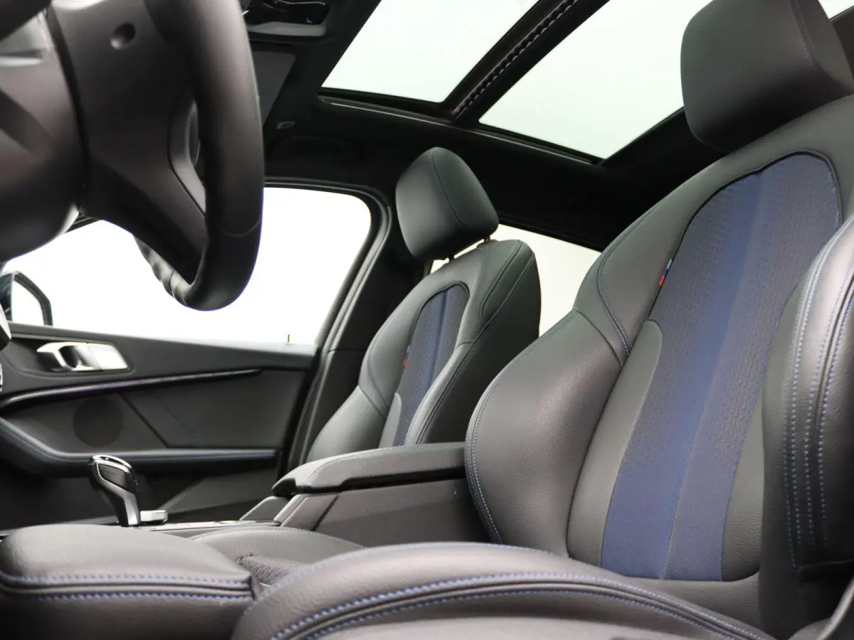 5-deurs 118i Executive | M Sportpakket | Audio Media Pack | Parking Pack | Safety Pack | Panoramadak | Active Cruise Control | DAB | HiFi | 18''
